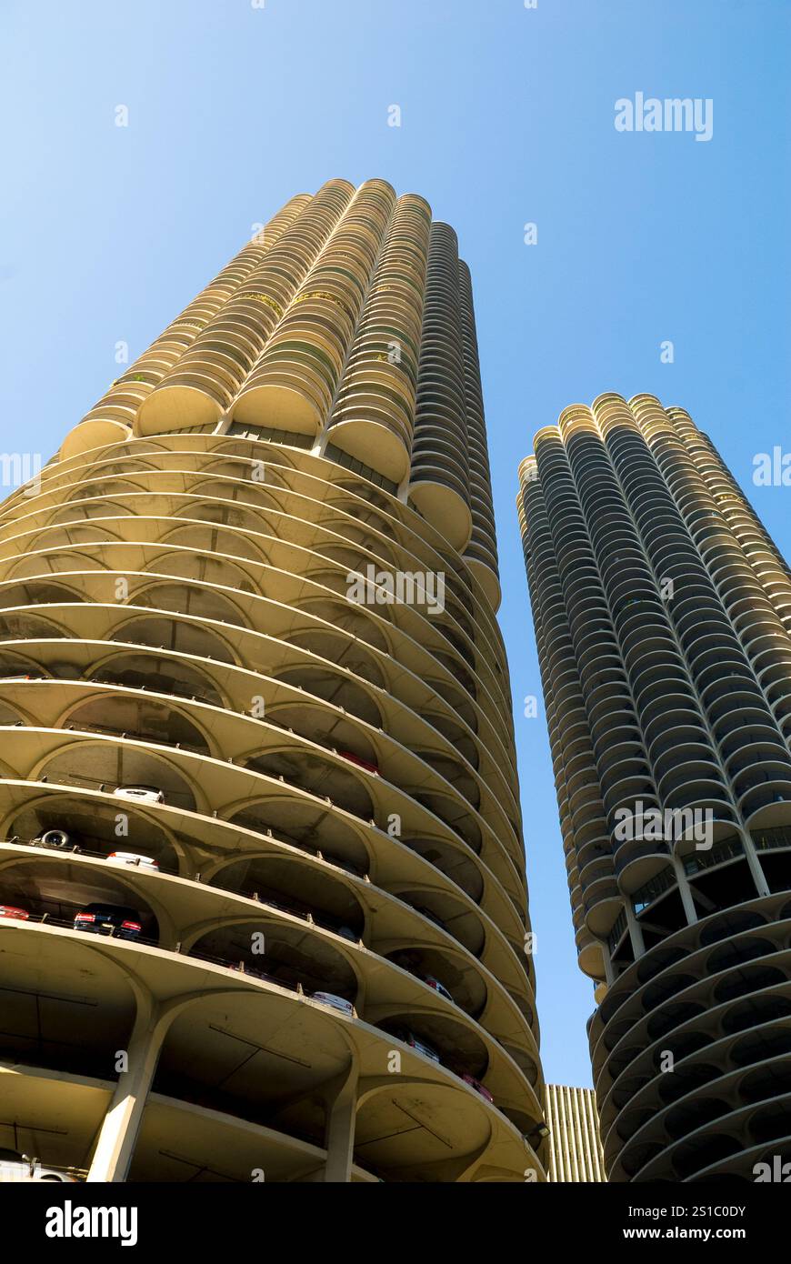 Marina City, costruita nel 1964, 61 piani, è una torre residenziale/commerciale gemellata resa famosa nel film "The Hunter" con Steve McQueen Foto Stock