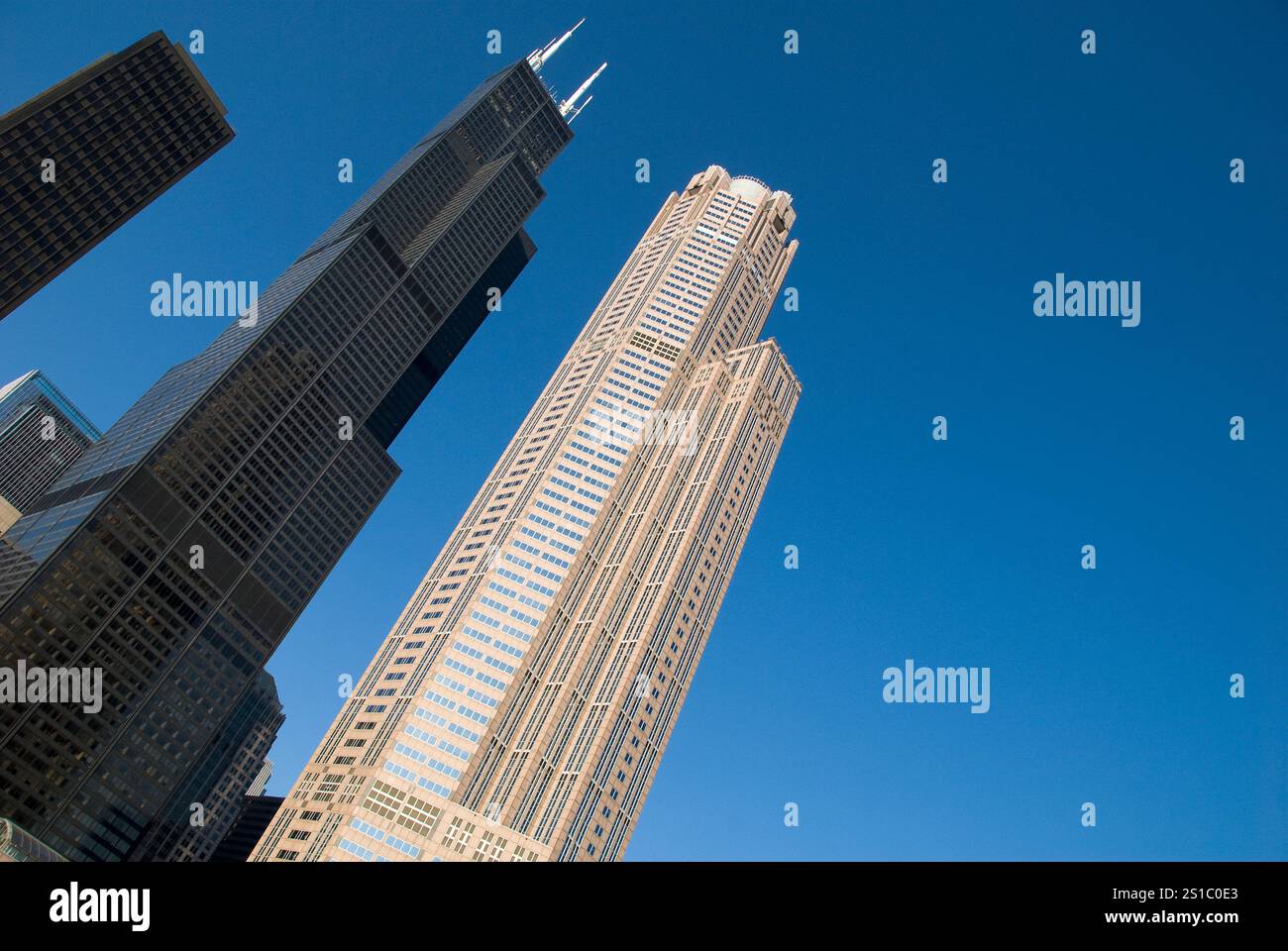 Sears Tower incorniciata da grattacieli che allineano il fiume Chicago - a 110 piani, l'edificio più alto del mondo dal 1974 al 1997 - Chicago, Illinois Foto Stock