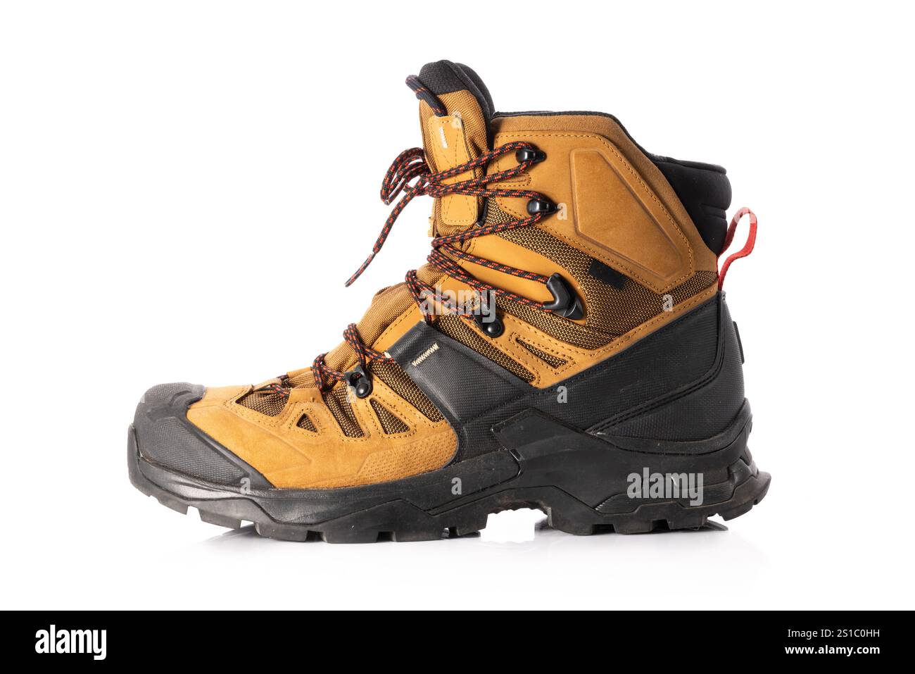 Scarpa da trekking isolata su sfondo bianco Foto Stock