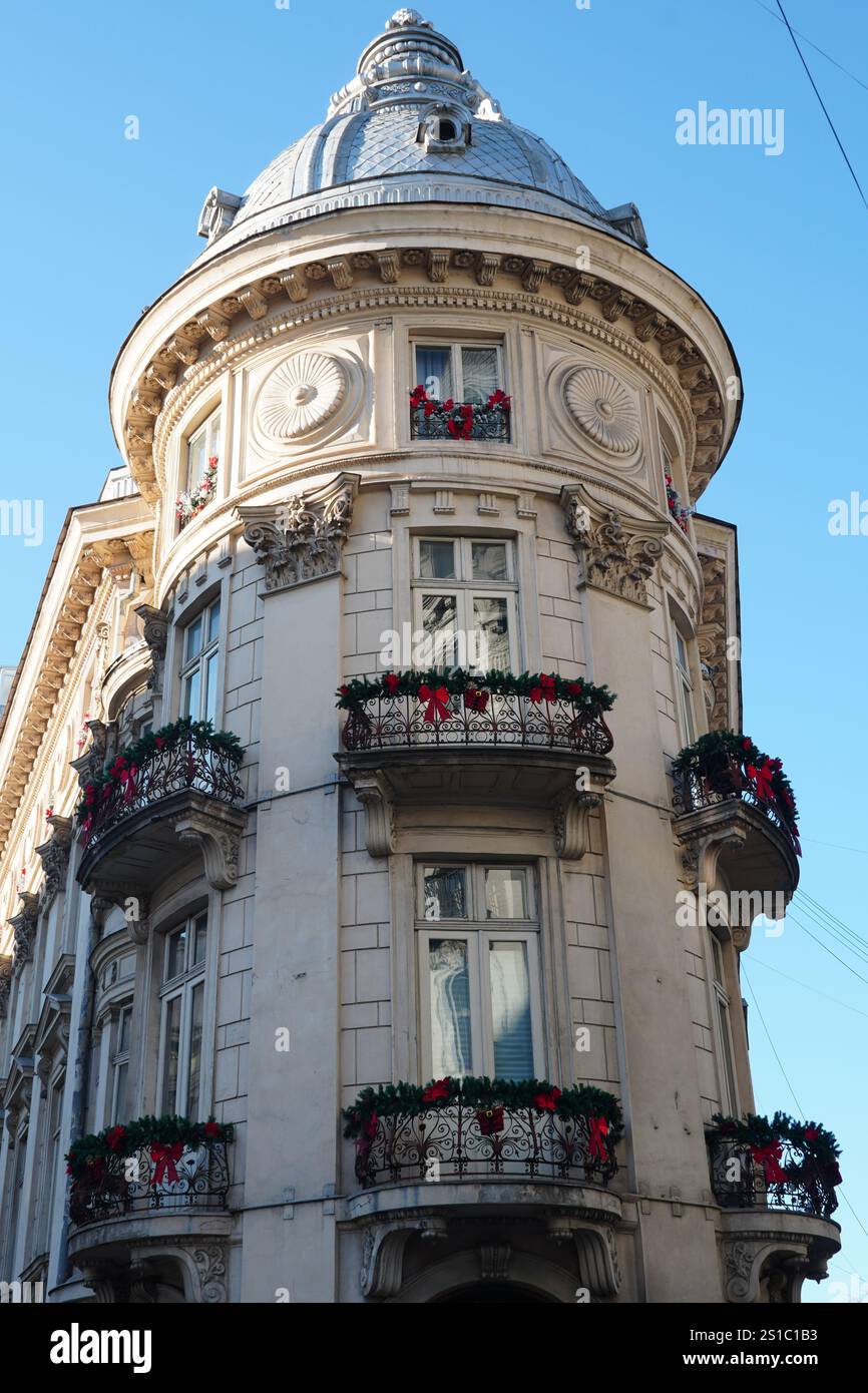 Splendido edificio storico decorato per Natale nel centro di Bucarest, Romania Foto Stock