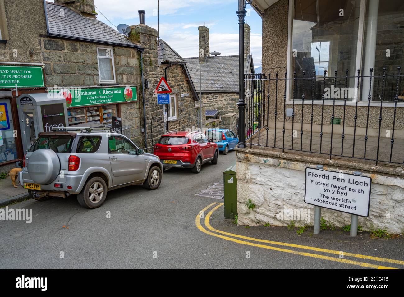 Ffordd Pen Llech, è stata riconosciuta nel 2019 dal Guinness World Records come la strada residenziale più ripida del mondo, Harlech Foto Stock