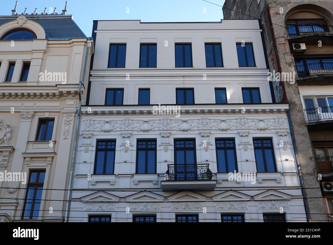 Vecchi e bei edifici restaurati sul viale Regina Elisabeta a Bucarest, Romania Foto Stock