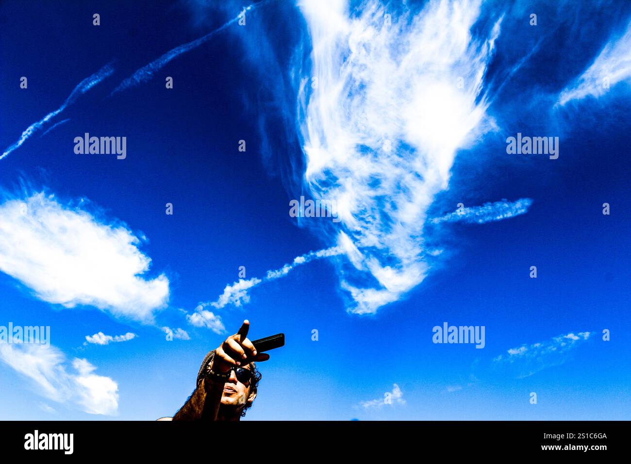 Uomo che punta verso il cielo Foto Stock