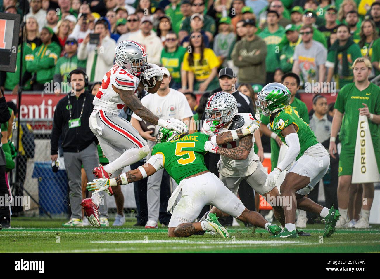 Il running back degli Ohio State Buckeyes TreVeyon Henderson (32) salta sul defensive back degli Oregon Ducks Kobe Savage (5) per un touchdown durante la finale del college Football Playoff Rose Bowl Game, mercoledì 1 gennaio 2025, al Rose Bowl, a Pasadena, CA. I Buckeyes sconfissero i Ducks 41-21. (Jon Endow/immagine dello sport) Foto Stock