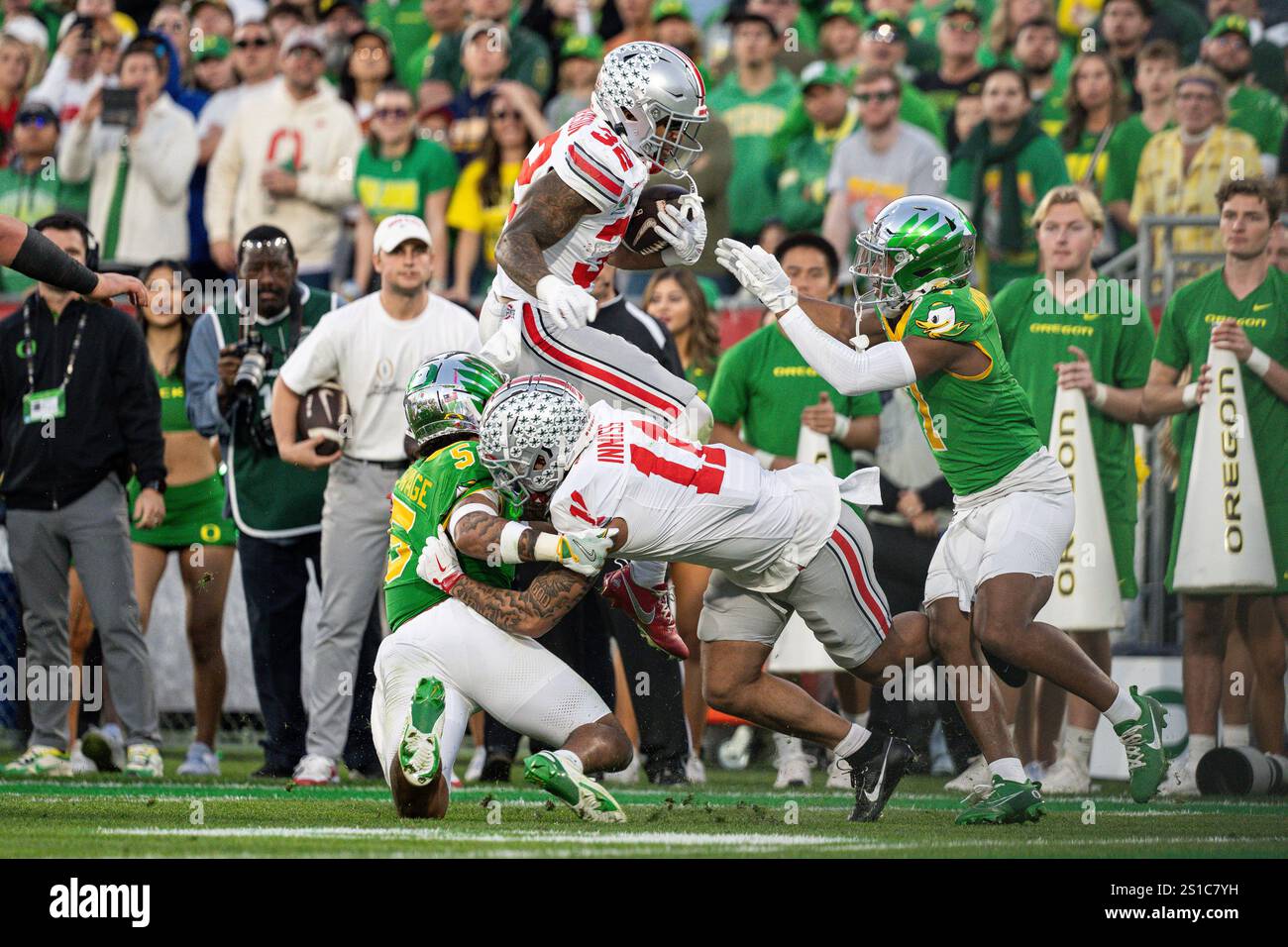 Il running back degli Ohio State Buckeyes TreVeyon Henderson (32) salta sul defensive back degli Oregon Ducks Kobe Savage (5) per un touchdown durante la finale del college Football Playoff Rose Bowl Game, mercoledì 1 gennaio 2025, al Rose Bowl, a Pasadena, CA. I Buckeyes sconfissero i Ducks 41-21. (Jon Endow/immagine dello sport) Foto Stock
