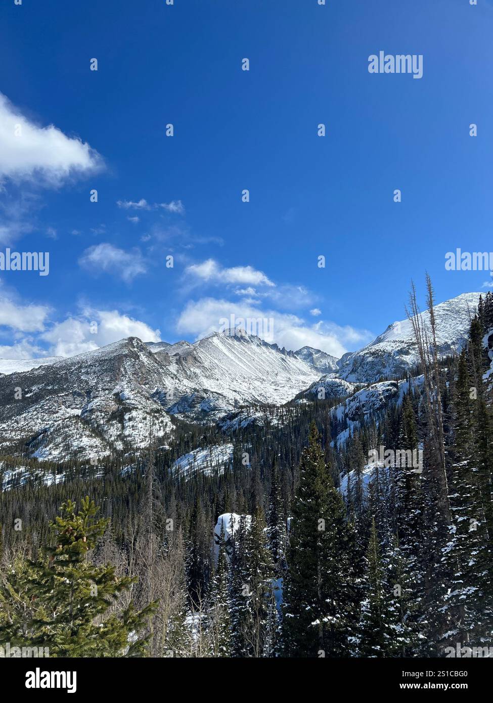 Montagne invernali innevate al Bear Lake Trail nel Rocky Mountain National Park, Colorado Foto Stock