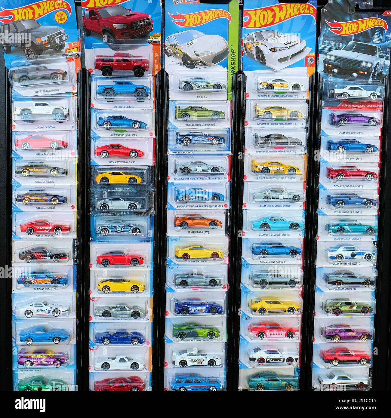 Confezioni di modellini di macchinine Hot Wheels in scala pressofusa in file e in confezioni per la vendita al dettaglio. Foto Stock