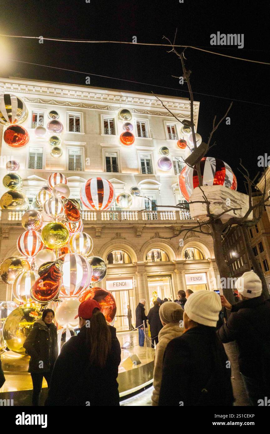 Roma, Italia. 2 gennaio 2024. Fendi espone un'impressionante mostra natalizia nel suo flagship store di Roma prima delle grandi vendite. Cristina Massei/Alamy Live News Foto Stock