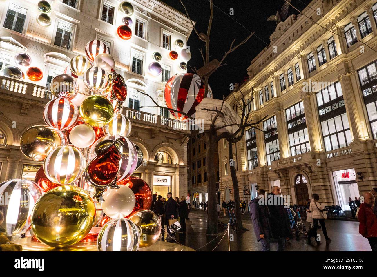 Roma, Italia. 2 gennaio 2024. Fendi espone un'impressionante mostra natalizia nel suo flagship store di Roma prima delle grandi vendite. Cristina Massei/Alamy Live News Foto Stock