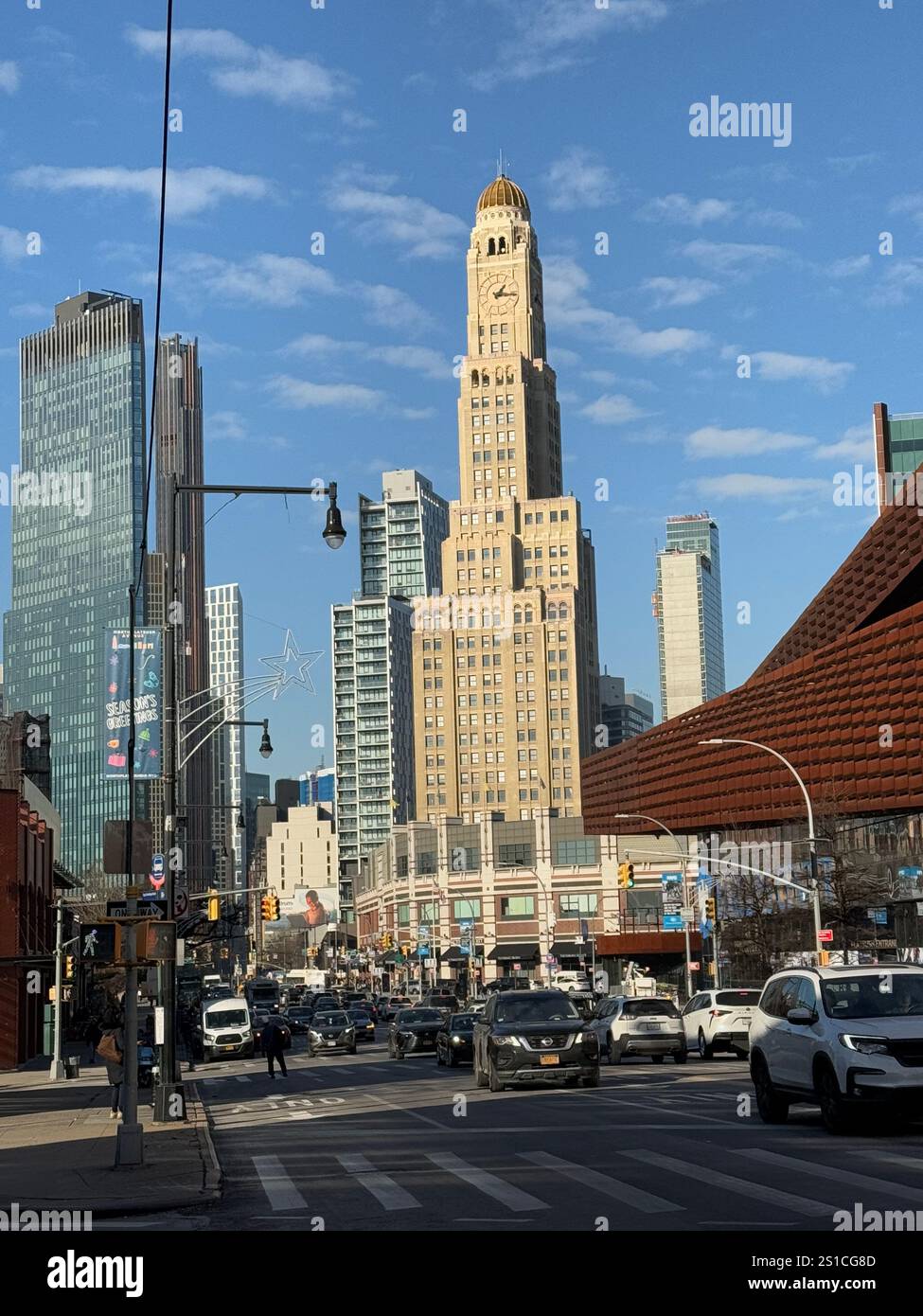 L'iconico Williamsburg Savings Bank Building sorge nel quartiere di Fort Greene, visto da Flatbush Avenue a Brooklyn, New York. Barclays Center entrando nella foto sulla destra. Foto Stock