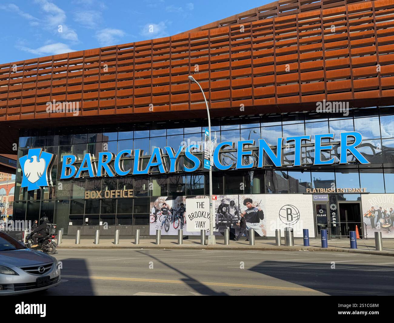 Flatbush Avenue ingresso al Barclays Center nel quartiere Prospect Heights di Brooklyn, New York. Foto Stock