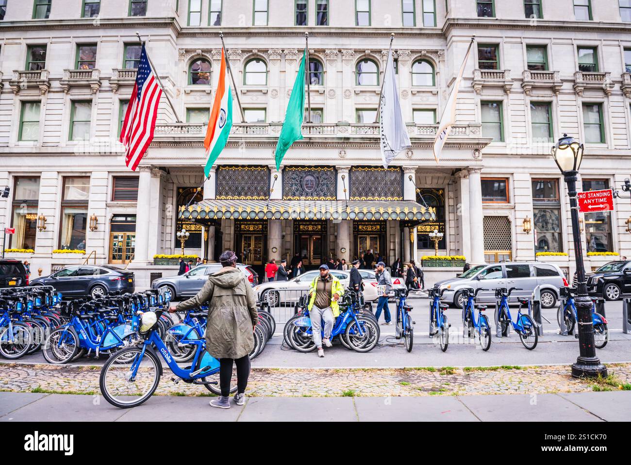 New York, NY USA - 26 ottobre 2017: Fila di Citi Bikes e turisti di fronte al Plaza Hotel a New York City. Foto Stock