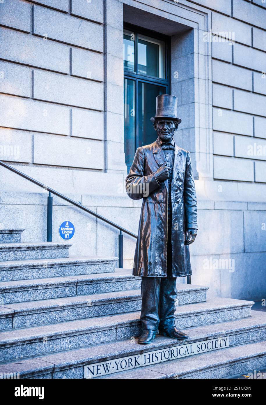 New York, NY USA - 26 ottobre 2017: Statua in bronzo di Abraham Lincoln sui gradini anteriori del New York Historical Society Museum di New York City. Foto Stock