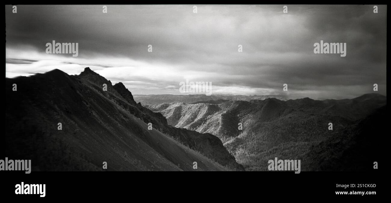 PL21416-00..... WASHINGTON - immagine a infrarossi delle Cascade Mountains dal Longs Pass, Alpine Lakes Wilderness, Wenatchee National Forest. Foto Stock