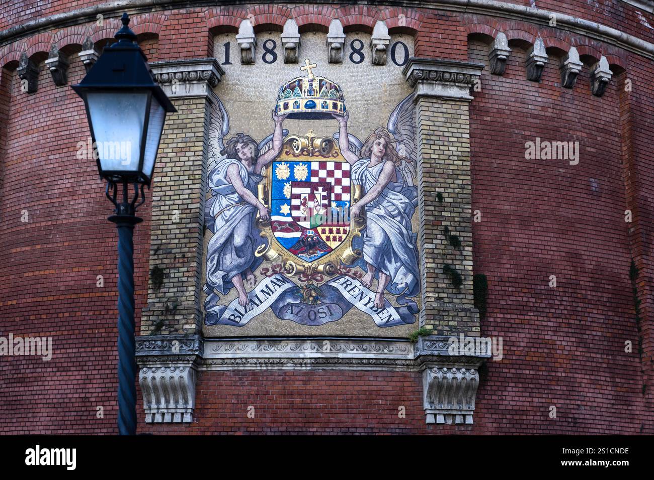 Stemmi del Regno d'Ungheria ai piedi della funicolare del Castello di Buda, Budapest, Ungheria Foto Stock