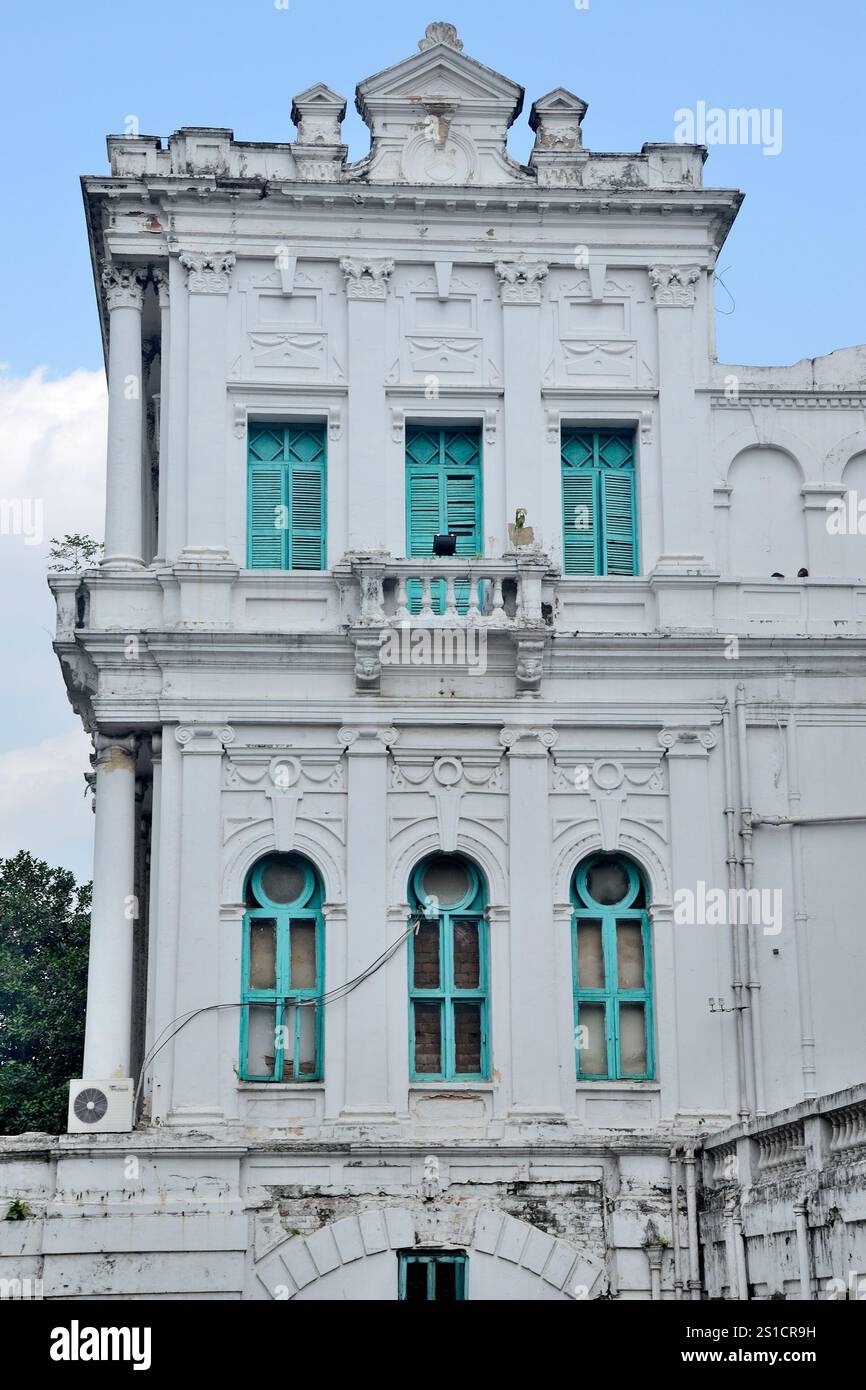 Vista parziale della National Library of India, è la più grande biblioteca dell'India per volume, situata a Belvedere, Kolkata, Bengala Occidentale, India Foto Stock