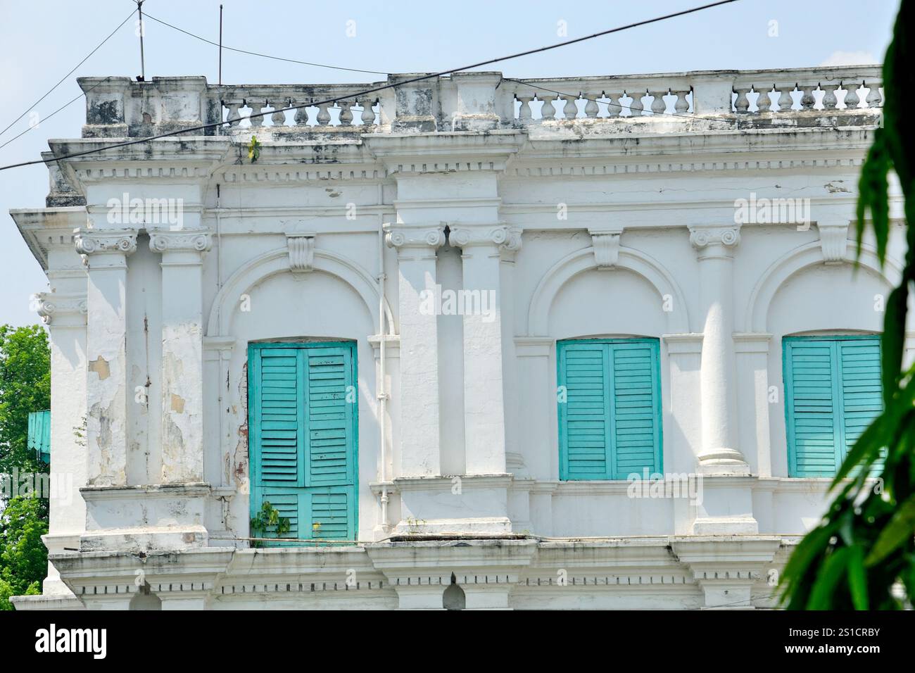 Vista parziale della National Library of India, è la più grande biblioteca dell'India per volume, situata a Belvedere, Kolkata, Bengala Occidentale, India Foto Stock