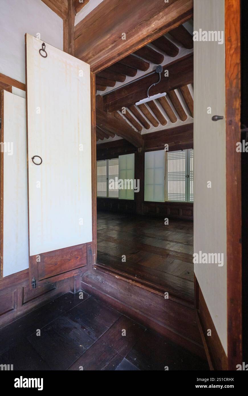 Vista delle semplici pareti bianche, delle porte e di uno schermo interno. Vista interna presso il museo Unhyeongung Royal Residence a Seoul, Corea del Sud. Foto Stock