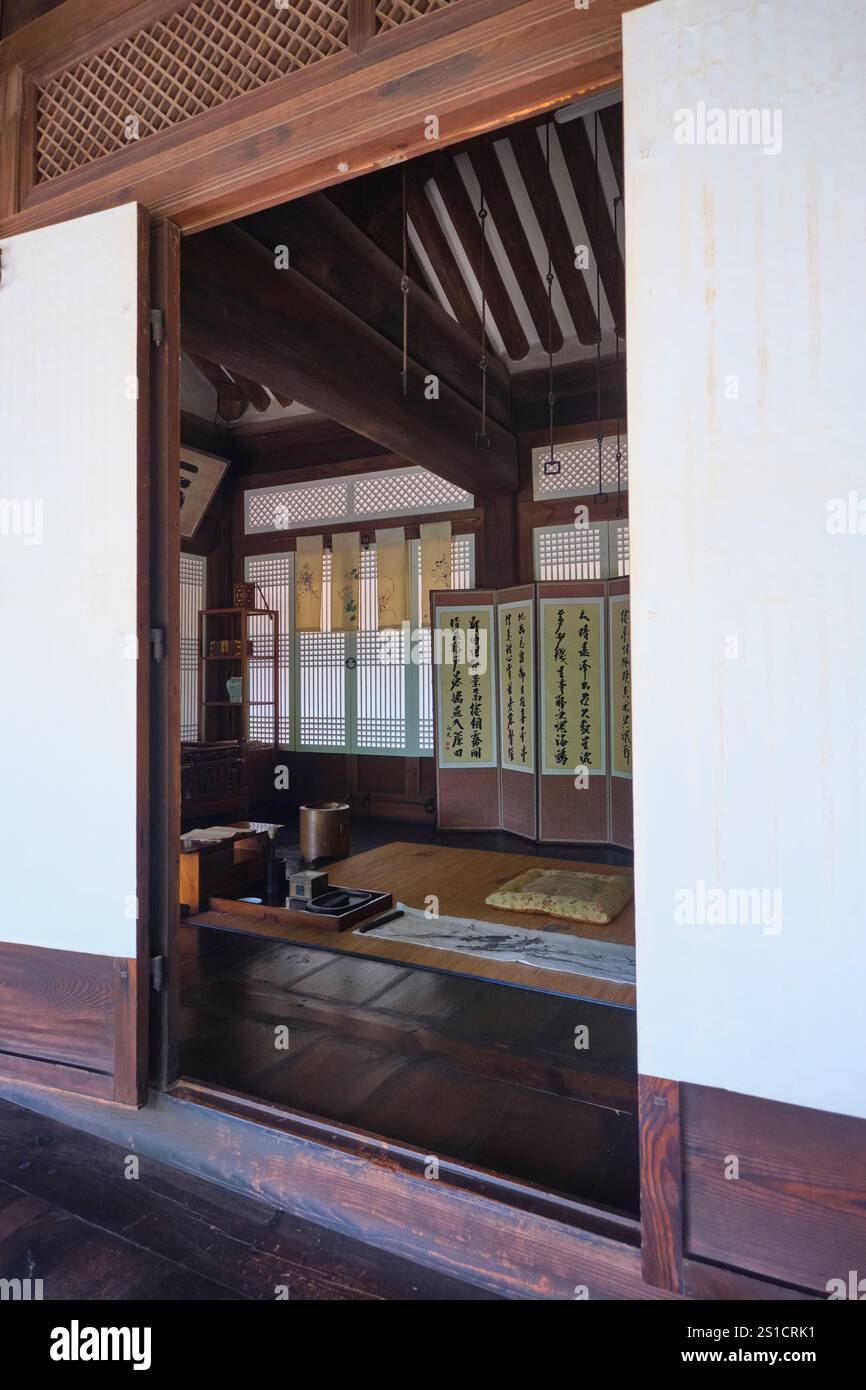 Vista delle semplici pareti bianche, delle porte e di uno schermo interno. Vista interna presso il museo Unhyeongung Royal Residence a Seoul, Corea del Sud. Foto Stock