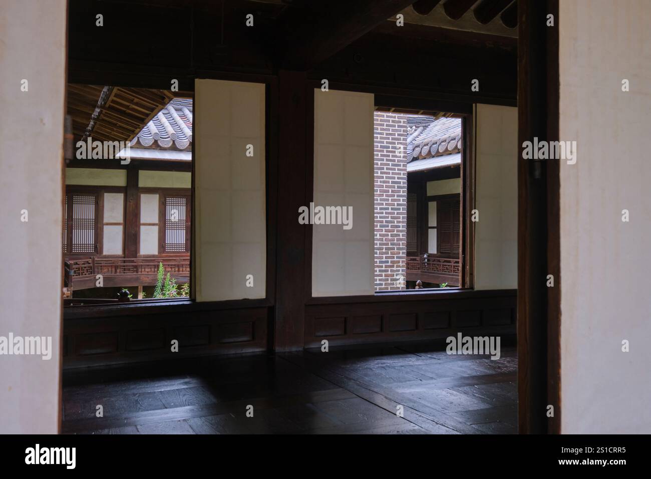Vista dal cortile interno in legno. Al museo Unhyeongung Royal Residence di Seoul, Corea del Sud. Foto Stock