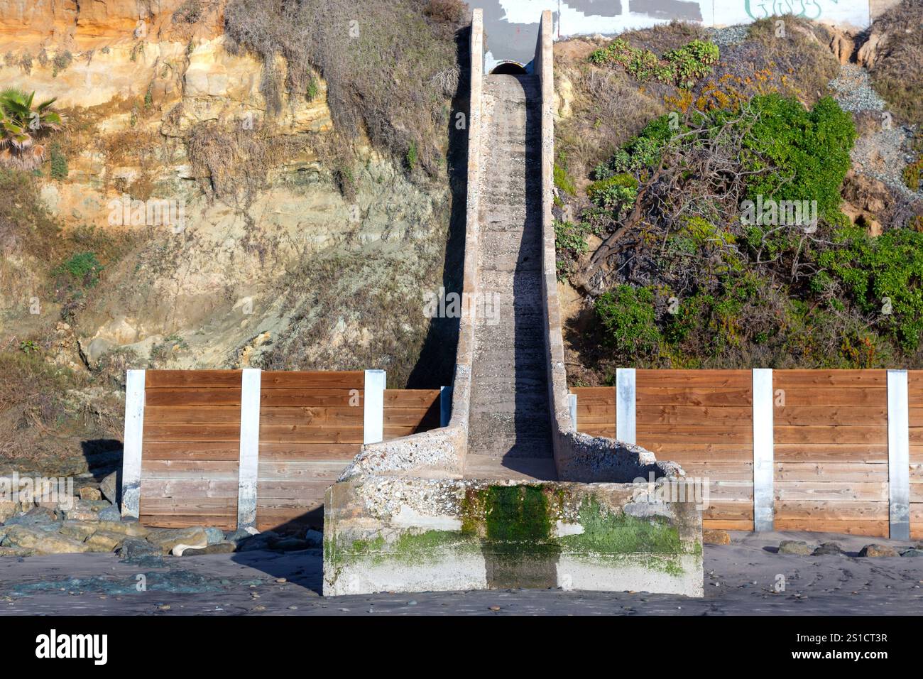 Controllo della prevenzione dell'erosione costiera Storm Drain Canal struttura in cemento, del Mar Beach Pacific Ocean Coast Southwest California USA Foto Stock