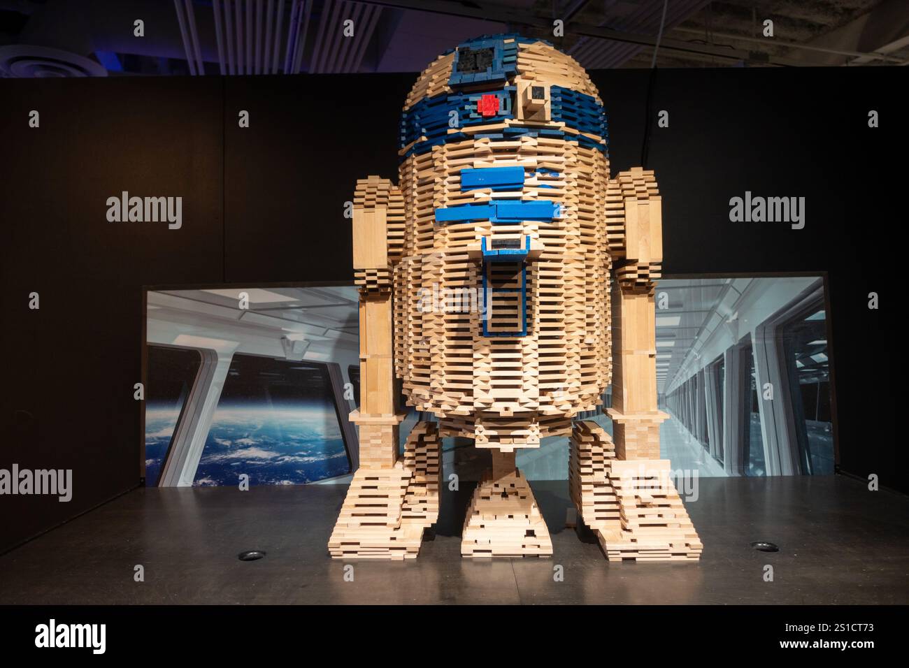 R2 R2-D2 Artoo Droid robot modello in legno dal famoso film fantascientifico Star Wars a San Diego, California, US Balboa Park Comic con Museum Vista frontale Foto Stock