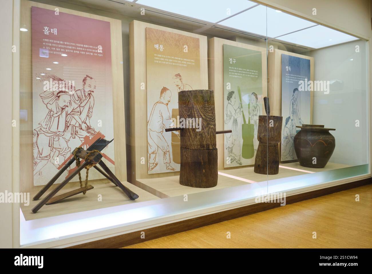 Un'esposizione di vecchi utensili per la lavorazione del riso in legno. Al Museo del riso di Seoul, Corea del Sud. Foto Stock