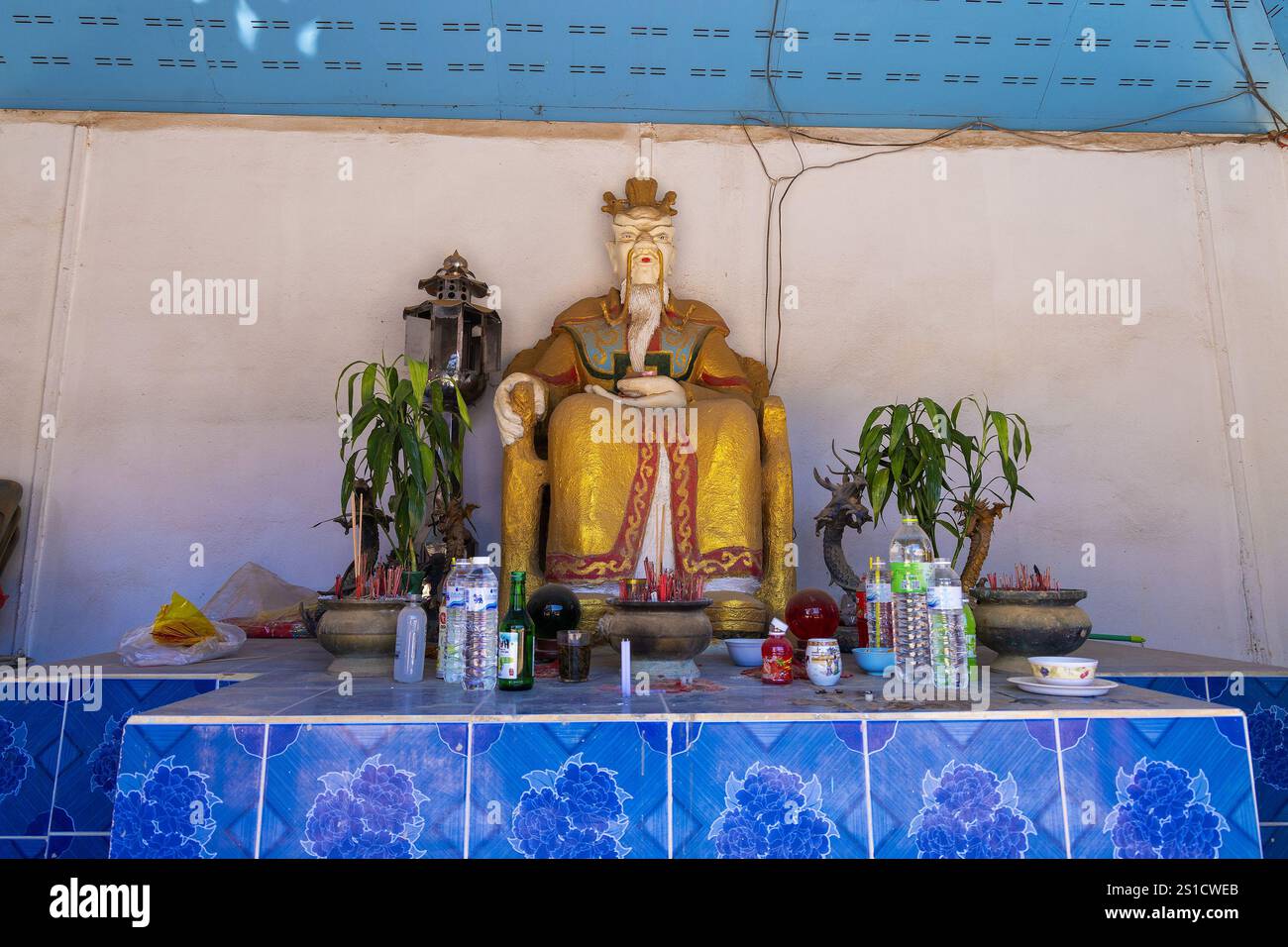 Villaggio cinese di Ban Rak Thai con case tradizionali nella piantagione di tè, Thailandia Foto Stock