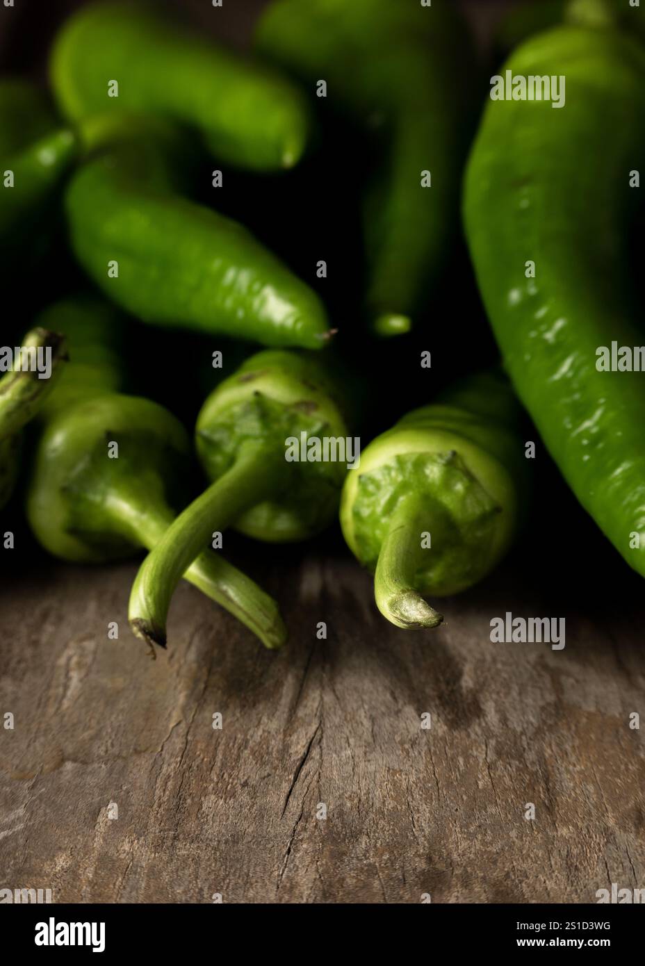 Peperoni verdi freschi crudi in tavola, ingredienti alimentari genuini, concetto agricolo Foto Stock