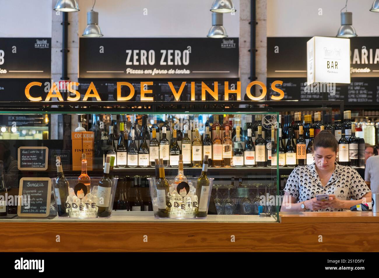 Wine bar Time Out Market Lisbona Portogallo Foto Stock