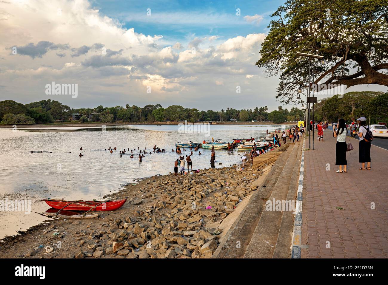 La gente fa il bagno in un fiume a tissamaharama Foto Stock