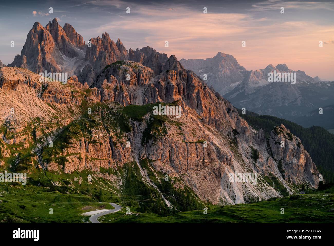 Splendida vista del tramonto sul gruppo Cadini. Vista dal Rifugio Auronzo. Luogo famoso vicino a Cortina d'Ampezzo. Foto Stock
