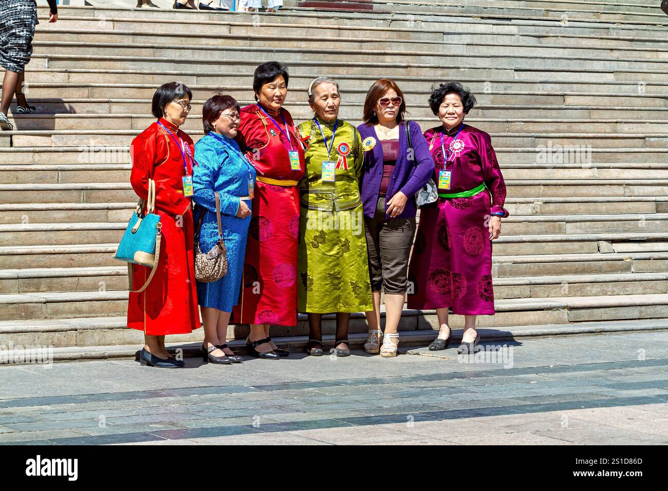 Popolo mongolo in abiti tradizionali Foto Stock