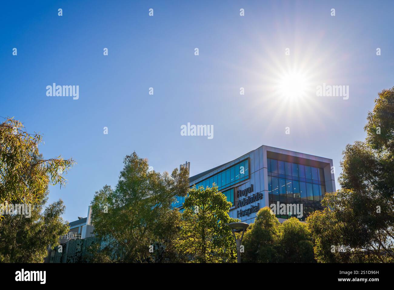 Adelaide, Australia del Sud - 14 luglio 2024: Facciata dell'edificio del Royal Adelaide Hospital vista dalla North Terrace in un giorno luminoso Foto Stock