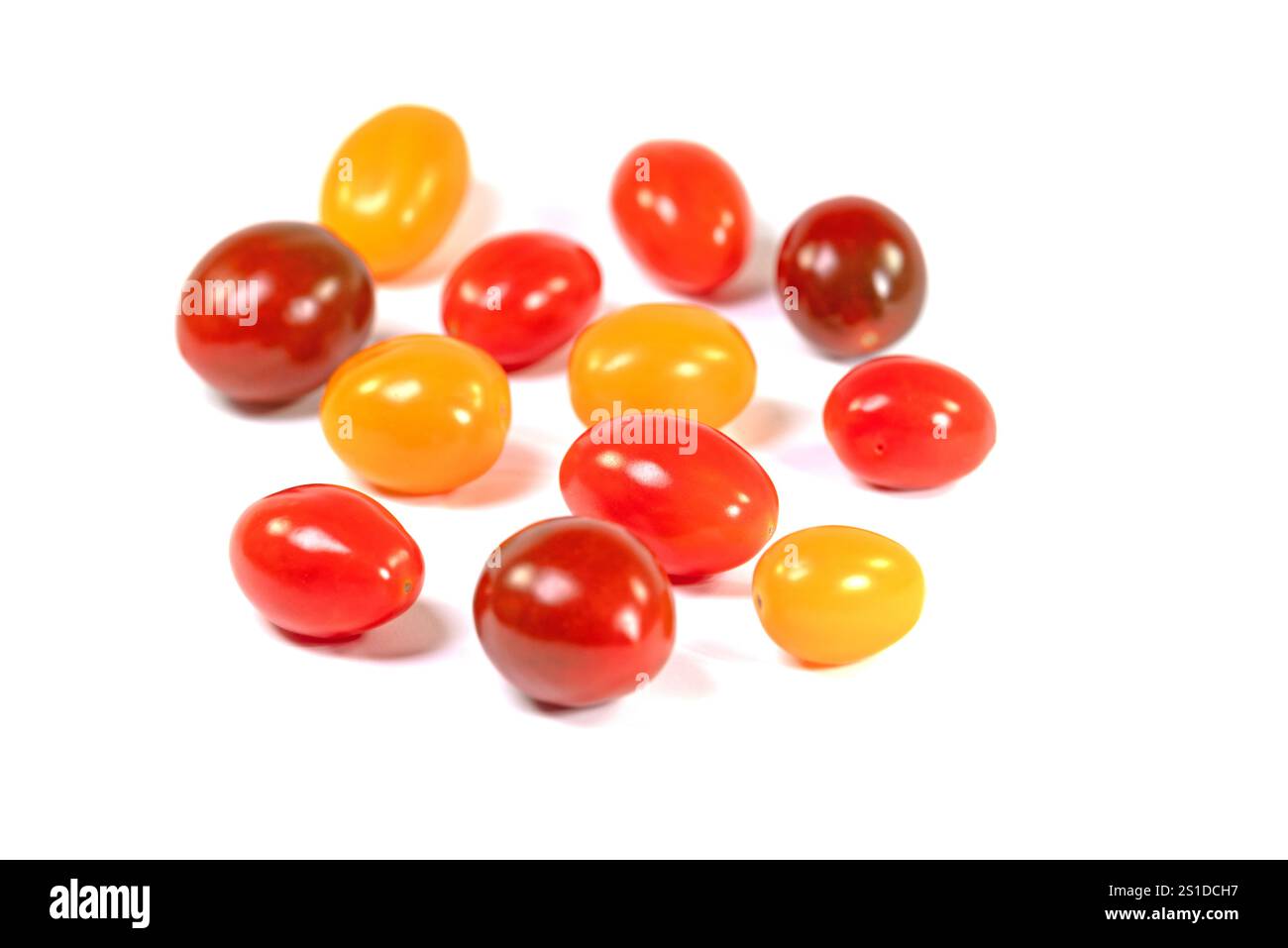 Vari mini pomodori su sfondo bianco Foto Stock