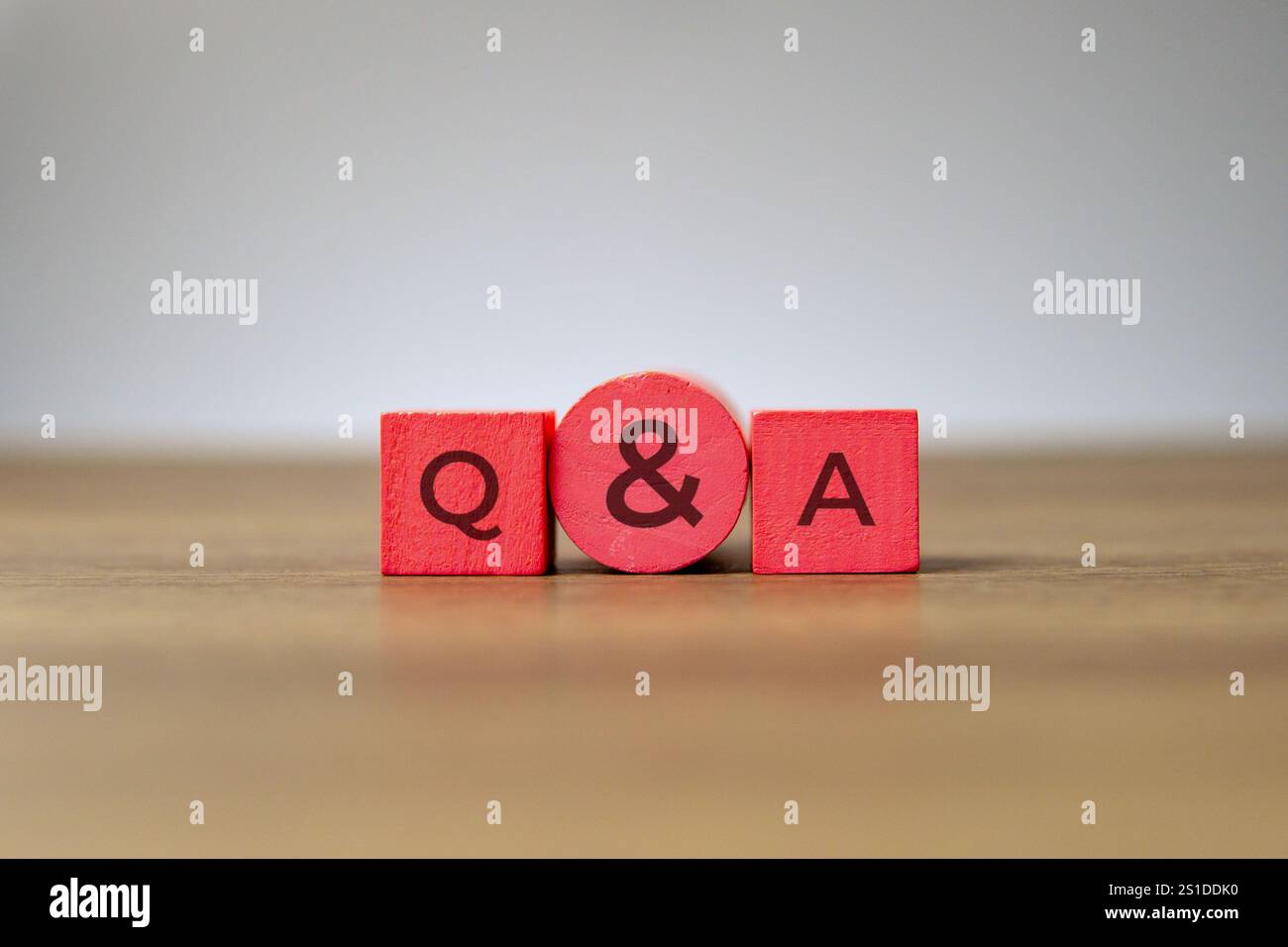 Le lettere Q e A sono scritte con blocchi di legno. Concetto di domanda e risposta. Foto Stock