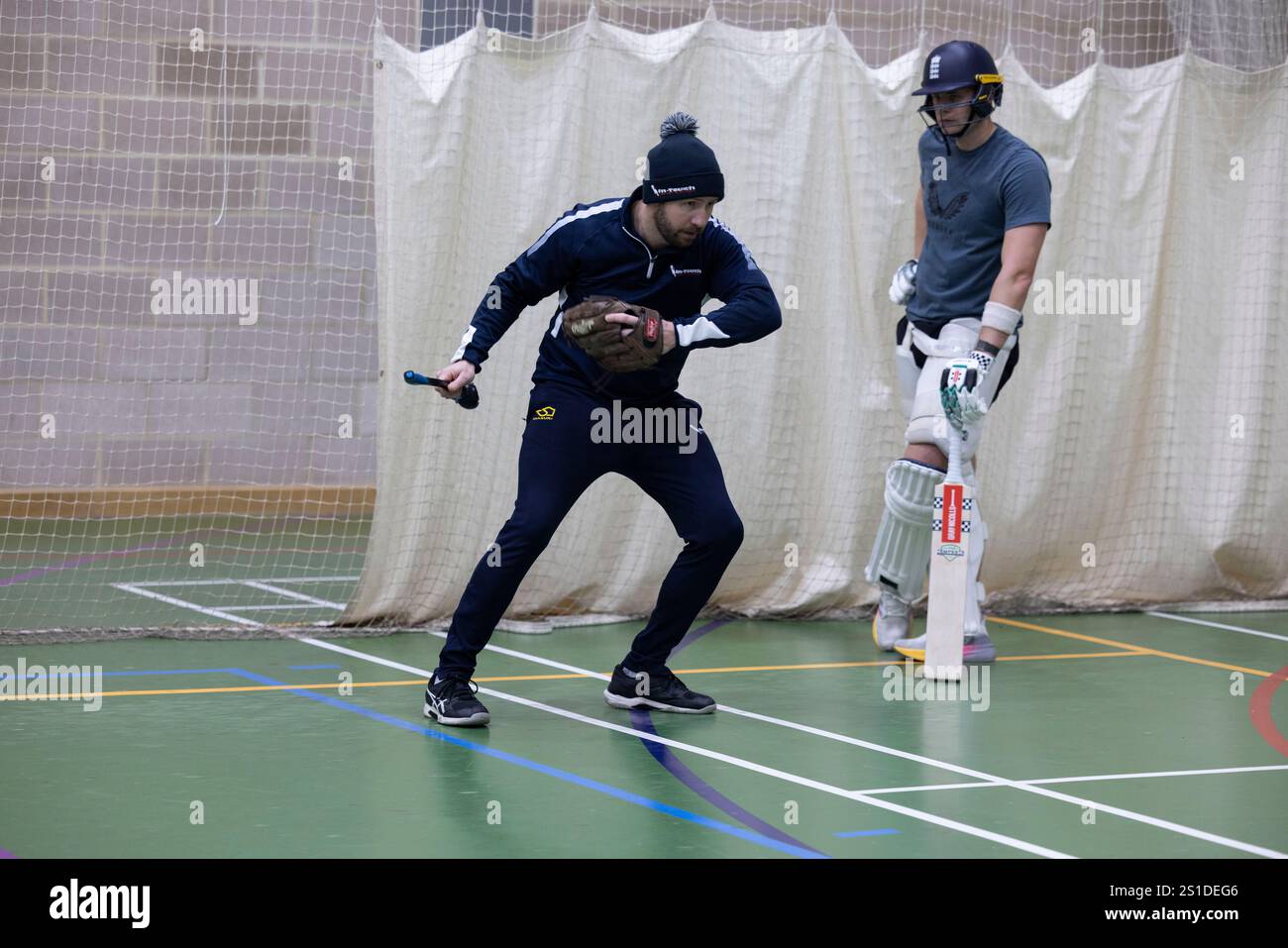 il battitore inglese Jamie Smith, e il suo allenatore, l'ex giocatore inglese Mark Stoneman, praticavano insieme all'Epsom College, Surrey, Inghilterra. Foto Stock