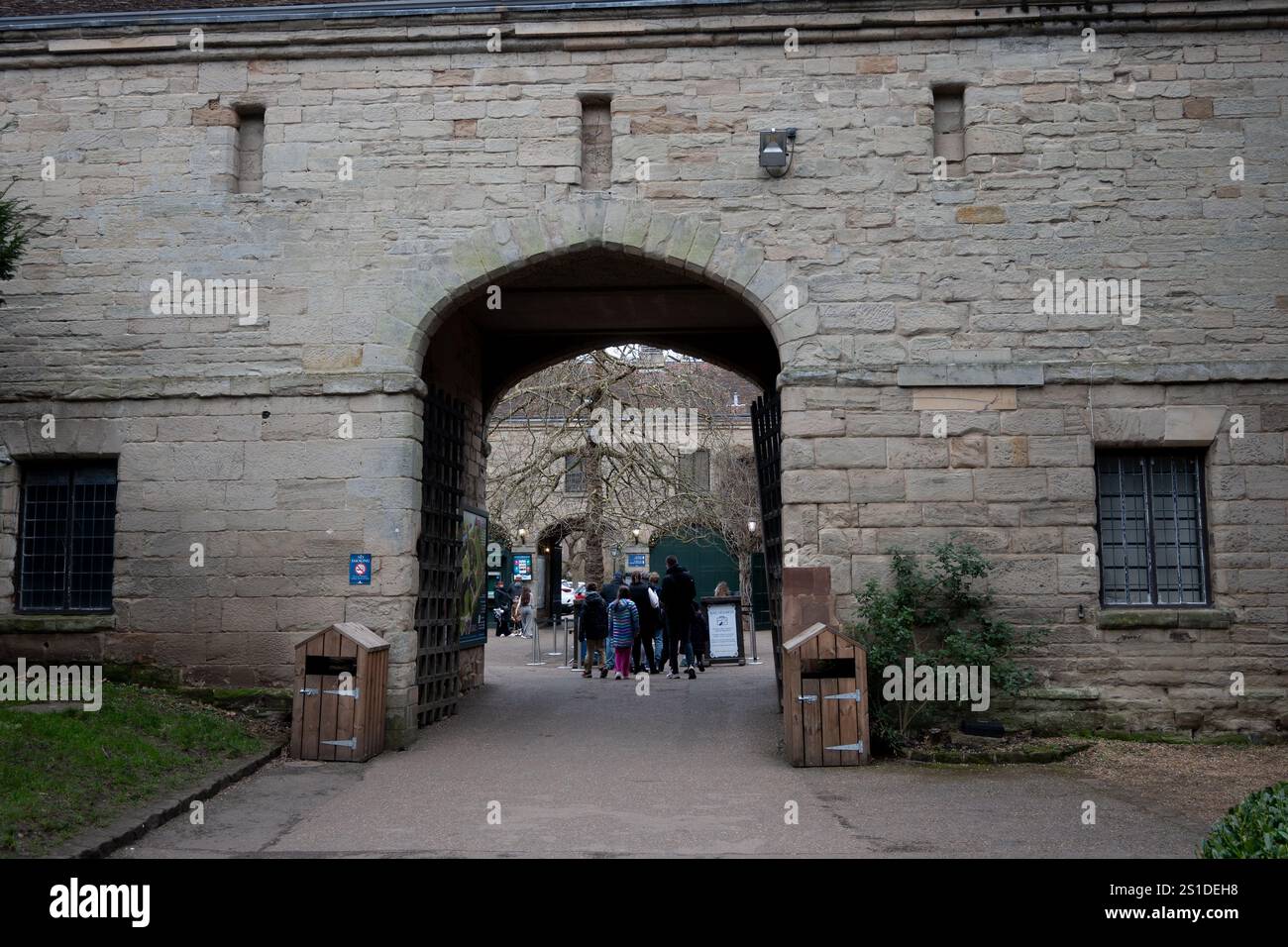 Ingresso al cortile del castello di Warwick, Warwickshire, Inghilterra, Regno Unito Foto Stock