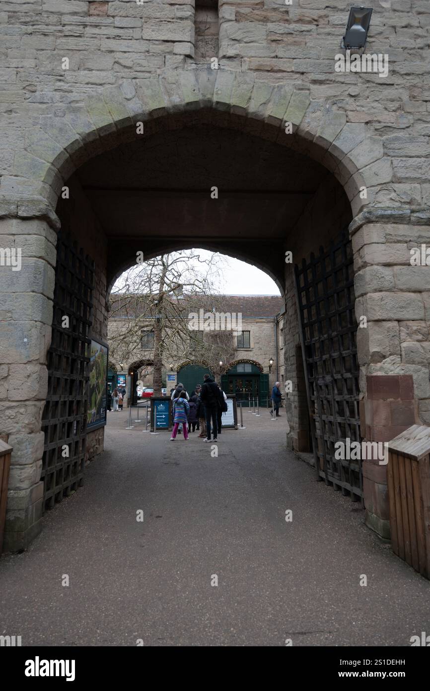 Ingresso al cortile del castello di Warwick, Warwickshire, Inghilterra, Regno Unito Foto Stock