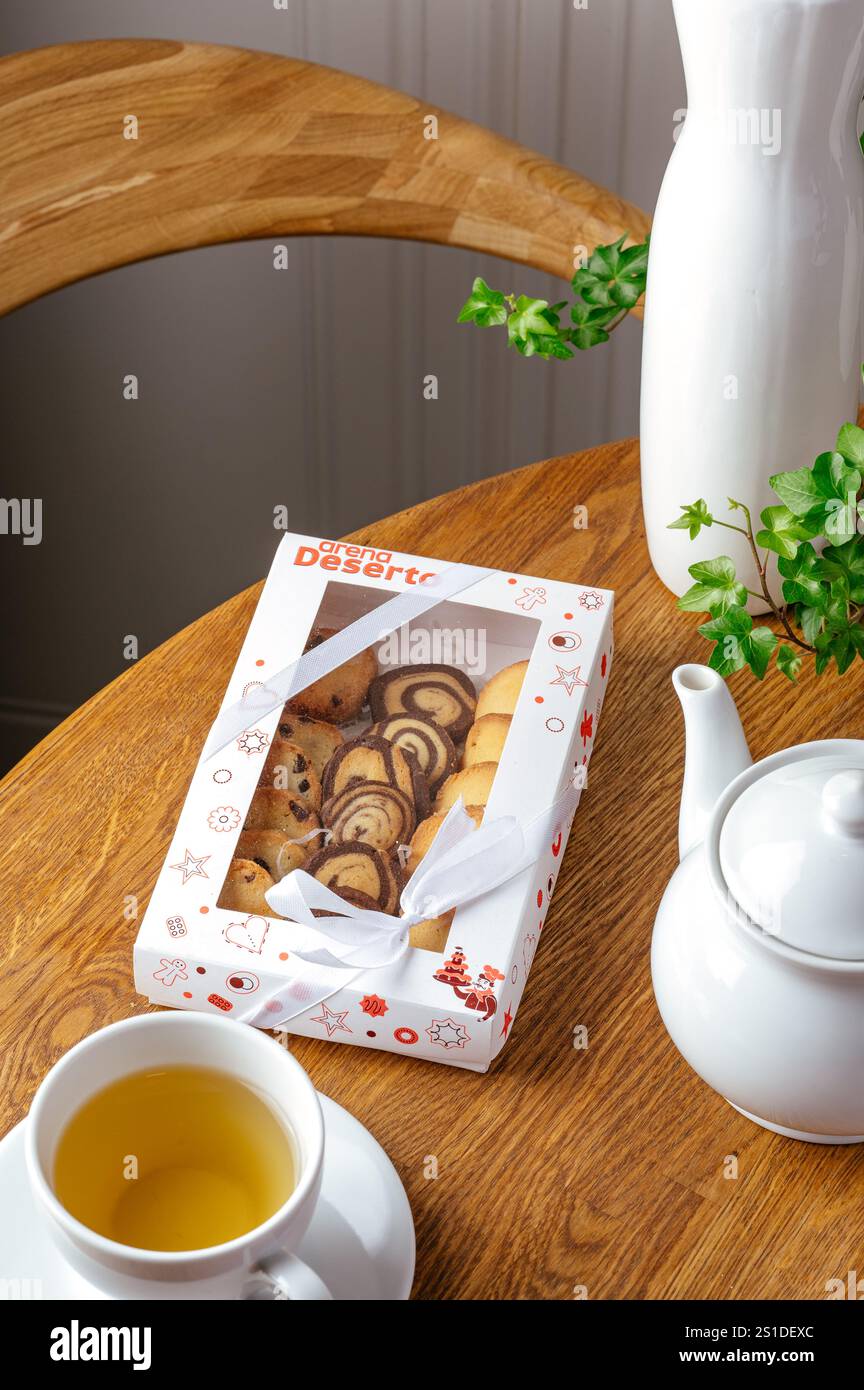 biscotti in una scatola sul tavolo Foto Stock
