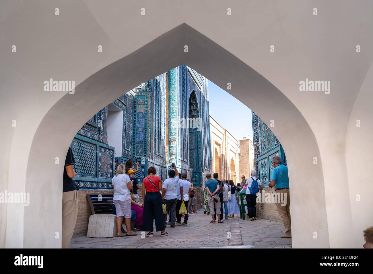 Samarcanda, Uzbekistan-13 agosto 2023: Le persone visitano la necropoli di Shakhi Zinda, un famoso complesso di mausolei a Samarcanda durante una giornata di sole Foto Stock