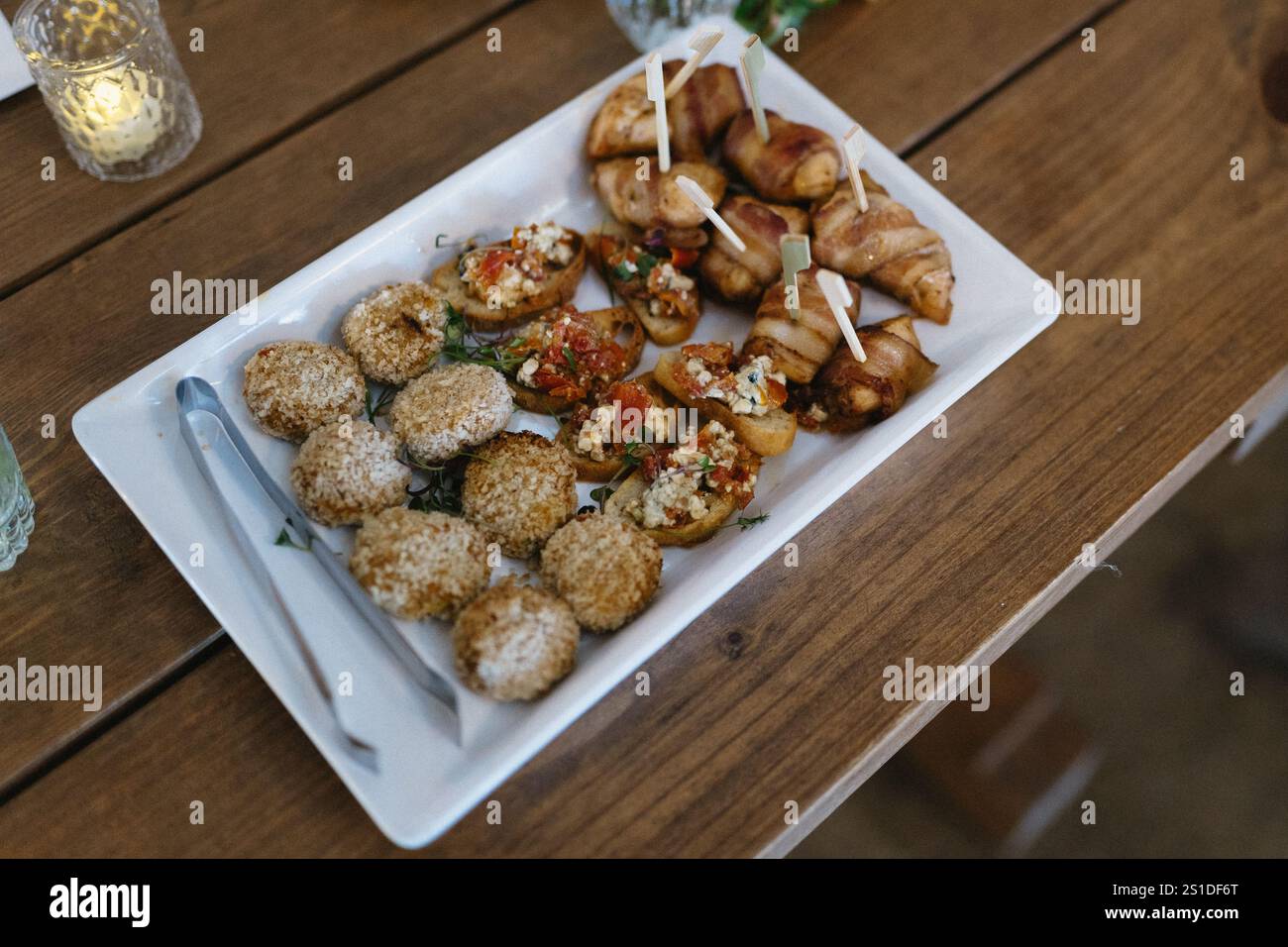 piatto di antipasti su un tavolo Foto Stock