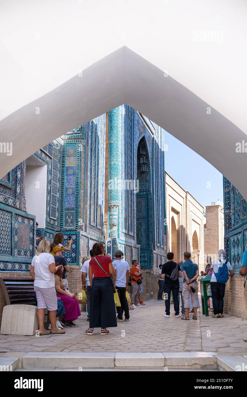 Samarcanda, Uzbekistan-13 agosto 2023: Le persone visitano la necropoli di Shakhi Zinda, un famoso complesso di mausolei a Samarcanda durante una giornata di sole Foto Stock