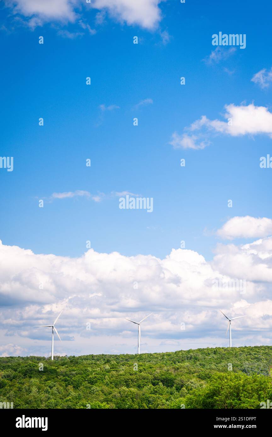 Mulini a vento a energia rinnovabile con un cielo blu Foto Stock
