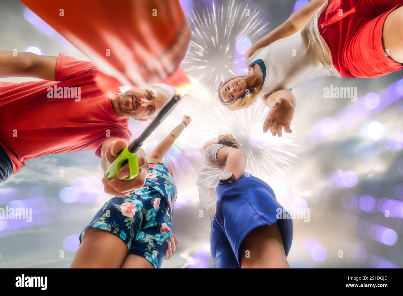 Illuminazione per tutta la famiglia e spettacolo di fuochi d'artificio in abiti festivi Foto Stock