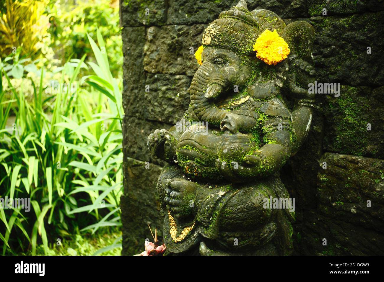 Ubud, Bali, Indonesia: Statua in pietra indù del Signore Ganesha con testa di elefante, simbolo di spiritualità e elemento d'arte decorativa Foto Stock