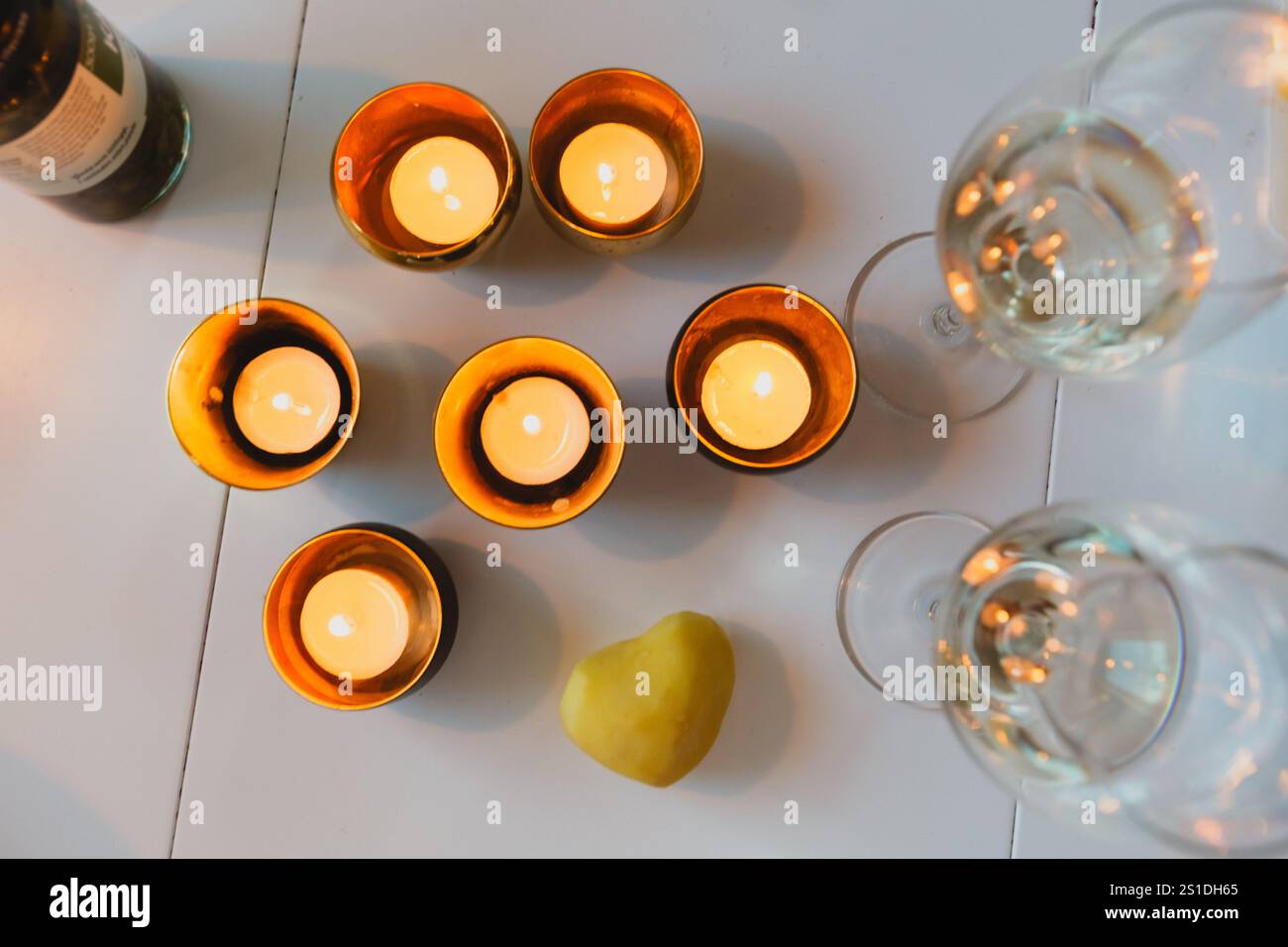 Tavolo a lume di candela calda con dettagli a forma di cuore Foto Stock