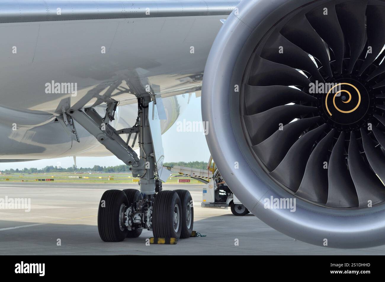 Carrello di atterraggio e turbina motore del Boeing 787 Dreamliner. Foto Stock