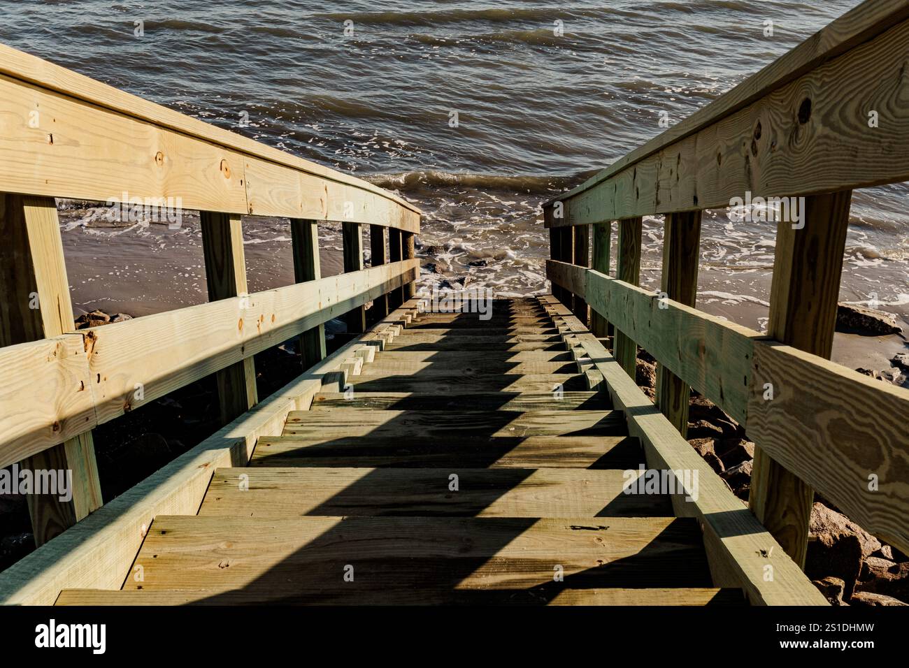 Vista dall'alto delle scale che conducono alla spiaggia Foto Stock