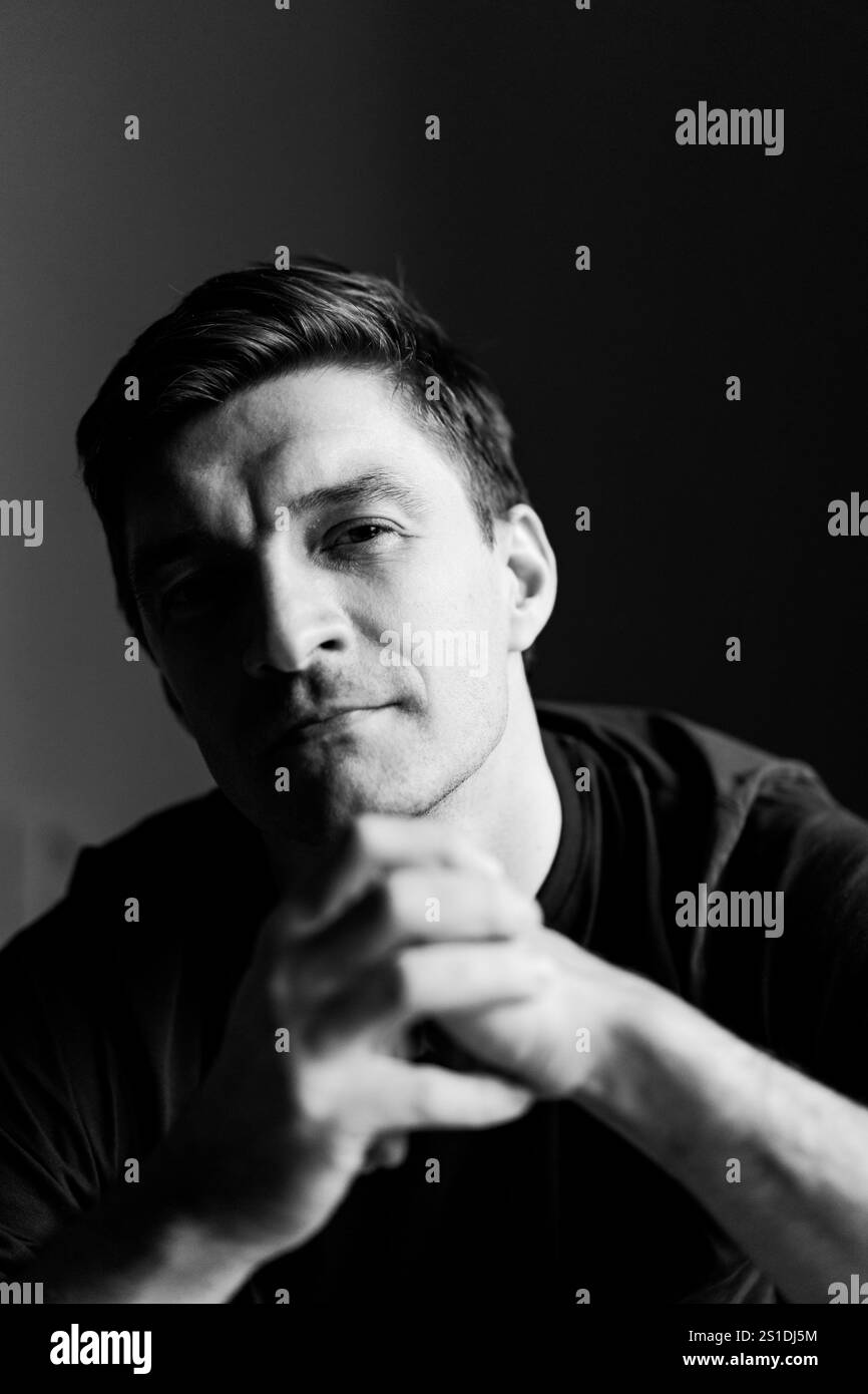 Ritratto di un uomo di mezza età, monocromatico, primo piano Foto Stock